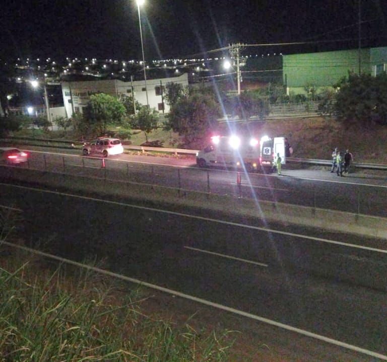 Carreta atropela e mata homem parado no acostamento