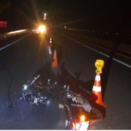 Motociclista morre em acidente e polícia suspeita de colisão traseira