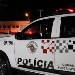 Ameaça com faca termina em incêndio e prisão de mulher em Fernão