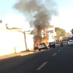 Caminhonete é destruída por incêndio no Jardim Cristo Rei em Marília