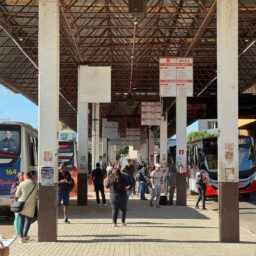 Idoso é preso por importunação sexual e injúria dentro de ônibus