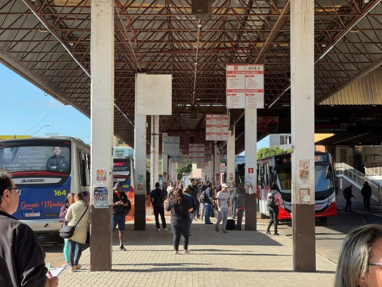 Idoso é preso por importunação sexual e injúria dentro de ônibus