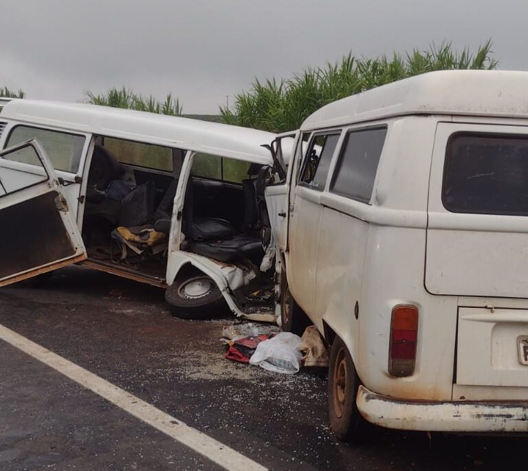 Colisão frontal entre peruas deixa 13 feridos na SP-331 entre Gália e Alvinlândia