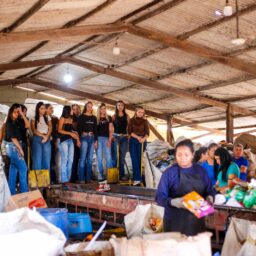 Candidatas a Rainha do Rodeio de Pompeia visitam Central de Coleta Seletiva