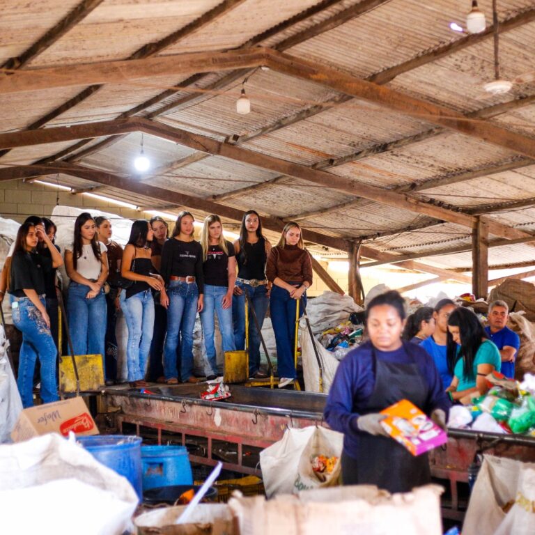 Candidatas a Rainha do Rodeio de Pompeia visitam Central de Coleta Seletiva