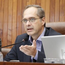 Vereador Danilo da Saúde cobra e farmácia Medex amplia atendimento