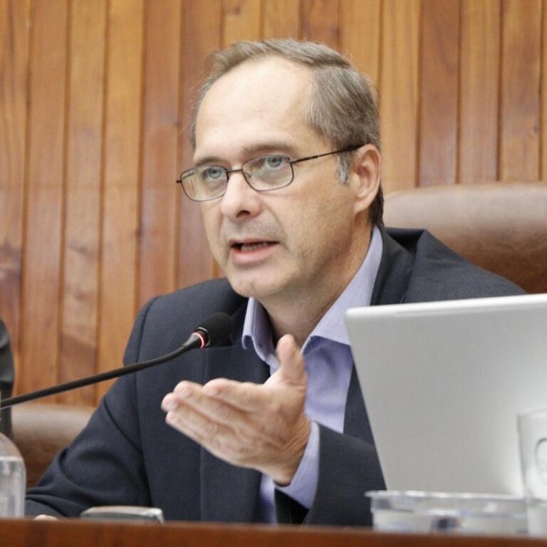 Vereador Danilo da Saúde cobra e farmácia Medex amplia atendimento