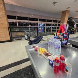 Clientes saem com compras nas mãos enquanto mercados lucram com sacolas