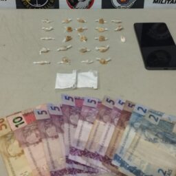 Mulher é presa em flagrante por tráfico de drogas em viela em Vera Cruz