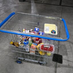 A conta das sacolinhas ficou para o povo — e é hora de reagir