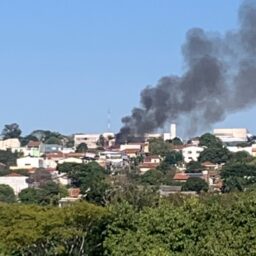 Incêndio mobiliza neste momento viaturas do Corpo de Bombeiros em Marília
