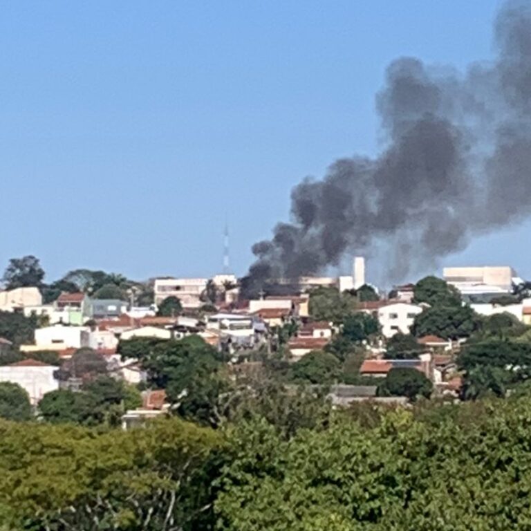 Incêndio mobiliza neste momento viaturas do Corpo de Bombeiros em Marília