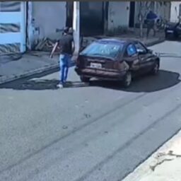 Câmera de segurança mostra menino dirigindo carro na zona norte
