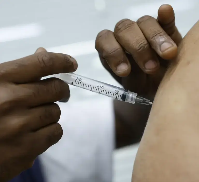 Casos de síndrome respiratória aguda grave caem no país, diz Fiocruz