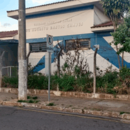 Idoso surta e quebra porta de vidro de posto de saúde em Marília