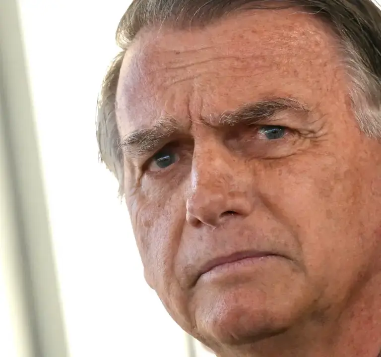 Moraes decreta prisão domiciliar de Jair Bolsonaro