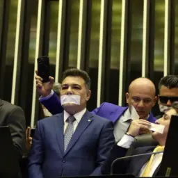 Oposição pernoita nos plenários do Congresso para impedir trabalhos