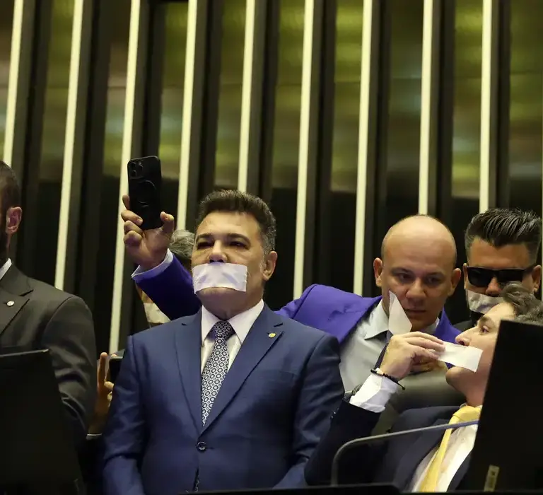 Oposição pernoita nos plenários do Congresso para impedir trabalhos