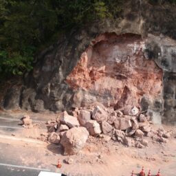 Deslizamento na BR-153 revela riscos e expõe abandono da rodovia em Marília