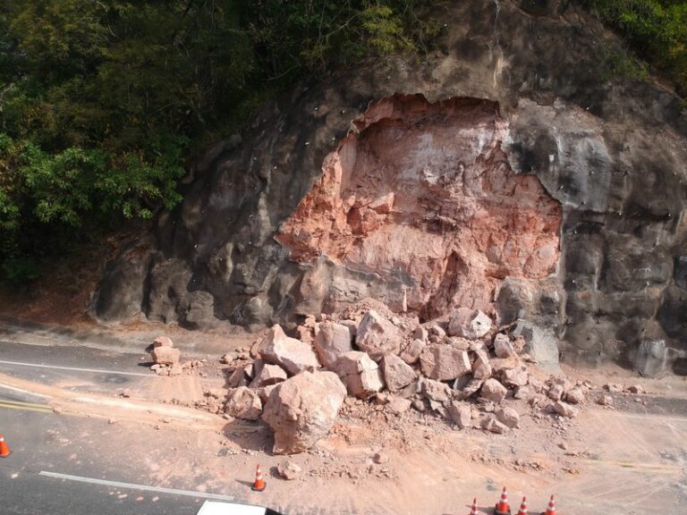 Deslizamento na BR-153 revela riscos e expõe abandono da rodovia em Marília