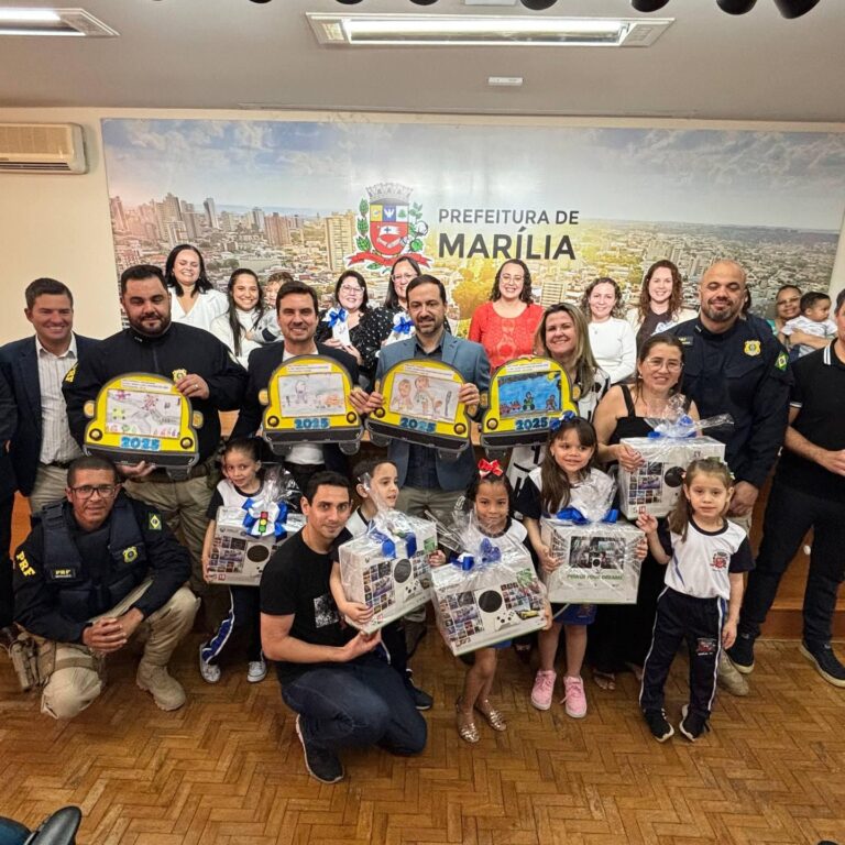 Alunos da rede municipal recebem prêmios em concurso de trânsito em Marília