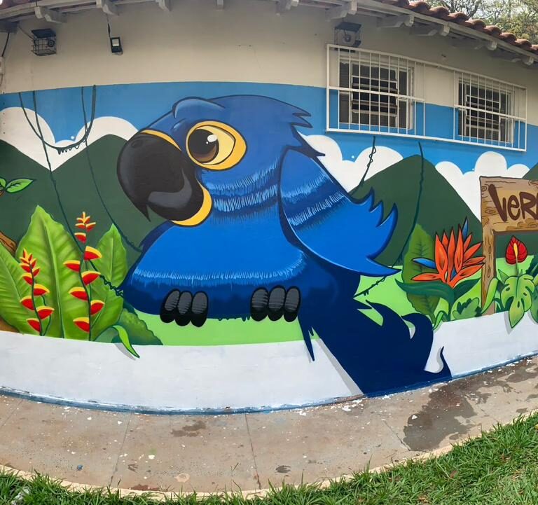 Graffiti no bosque retrata animais em extinção e promove educação ambiental