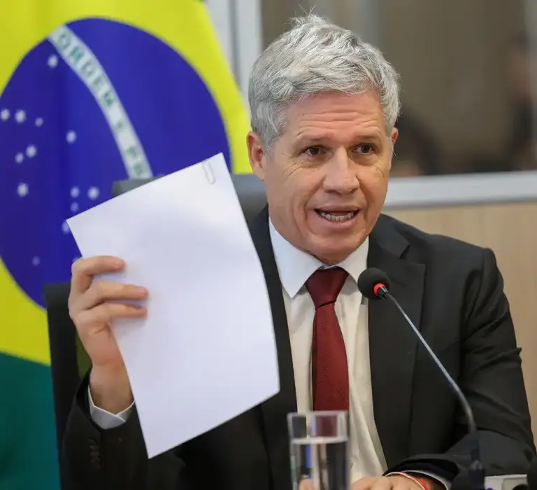 Governo pode prorrogar Brasil Soberano, diz ministro Paulo Teixeira 
