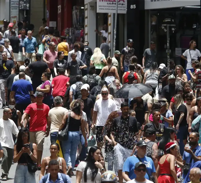 População brasileira chega a 213,4 milhões em julho de 2025, aponta IBGE