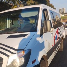 Contorno tem engavetamento com carro, moto e van; acidente deixa um ferido