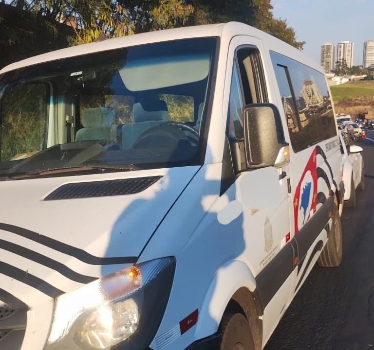 Contorno tem engavetamento com carro, moto e van; acidente deixa um ferido