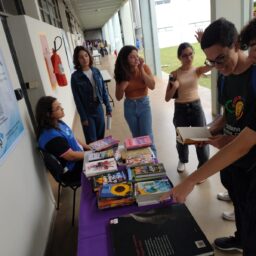 Feira da Unesp atrai alunos após queda de procura em vestibulares
