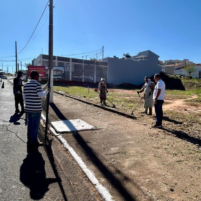 Prefeitura realiza serviços de limpeza e zeladoria na Via Expressa da zona sul