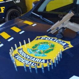 Arma e medicamento clandestino são descobertos em operação