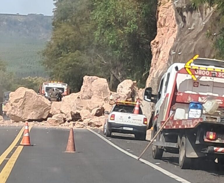 BR-153 é interditada por deslizamento de pedras entre Marília e Ocauçu