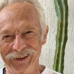 Familiares e amigos se despedem do policial civil aposentado Nelzio Lessi