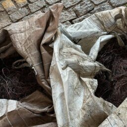 Dona de ferro-velho é presa em flagrante por receptação de fios de cobre