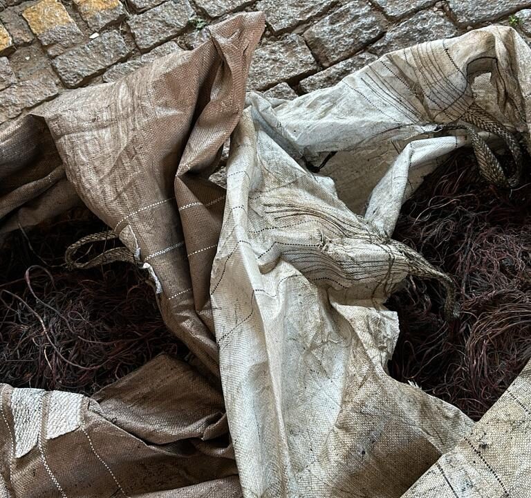 Dona de ferro-velho é presa em flagrante por receptação de fios de cobre