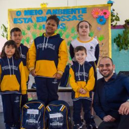 Pompeia conclui entrega de escolar com moletom personalizado a estudantes