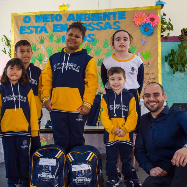 Pompeia conclui entrega de escolar com moletom personalizado a estudantes