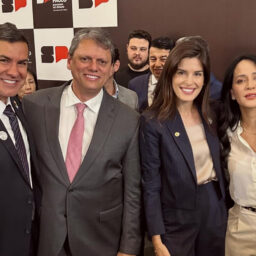 Tarcísio traz Caravana 3D para a região com Dani Alonso e Capitão Augusto