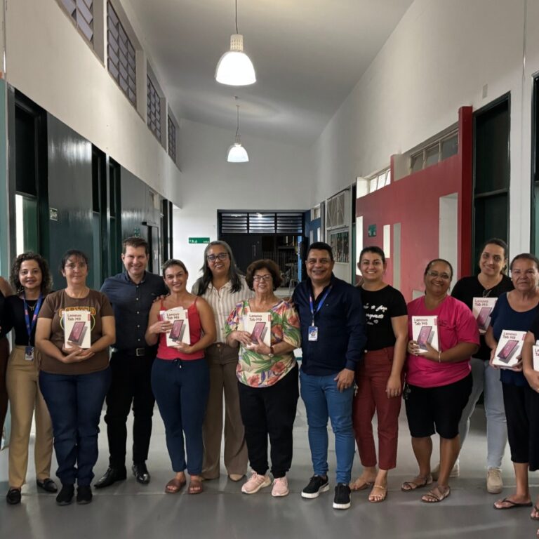 Fernando Itapuã entrega tablets a professores da Educação Infantil em Quintana