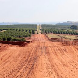 Programa Melhor Caminho recupera estrada em Garça e fortalece agricultura familiar
