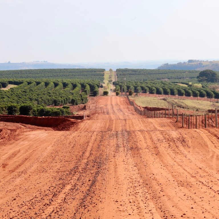 Programa Melhor Caminho recupera estrada em Garça e fortalece agricultura familiar