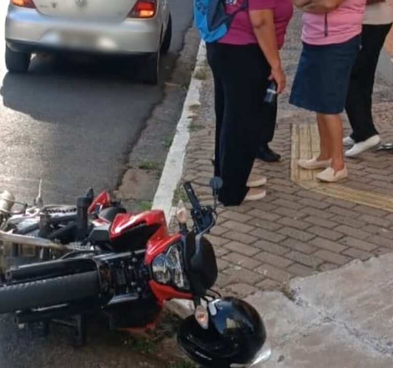Acidente em cruzamento com semáforo no Centro deixa motociclista ferido