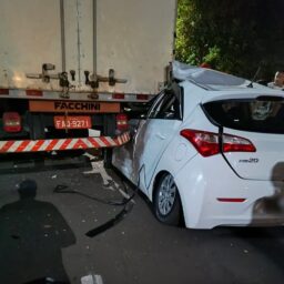 Jovem bate carro em caminhão parado e fica gravemente ferido