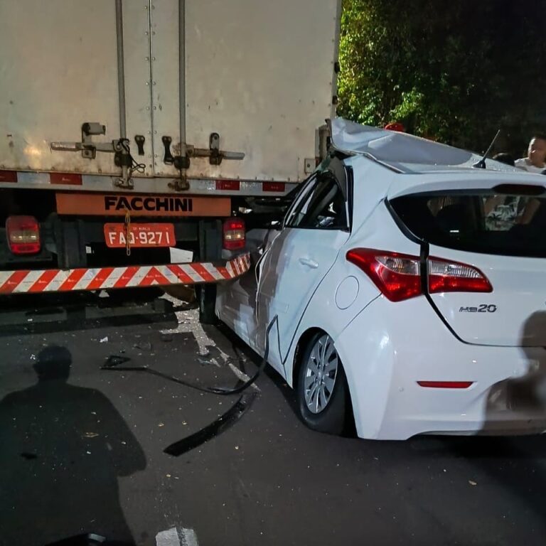 Jovem bate carro em caminhão parado e fica gravemente ferido