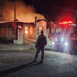 Mulher tem noite de terror depois de ser agredida, ameaçada e ter casa incendiada