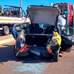 Agentes de trânsito ficam presos nas ferragens após acidente em avenida na região