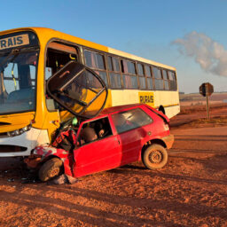 Colisão entre ônibus e carro mata uma pessoa em rodovia da região