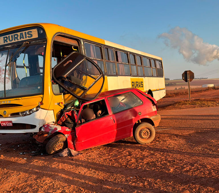 Colisão entre ônibus e carro mata uma pessoa em rodovia da região